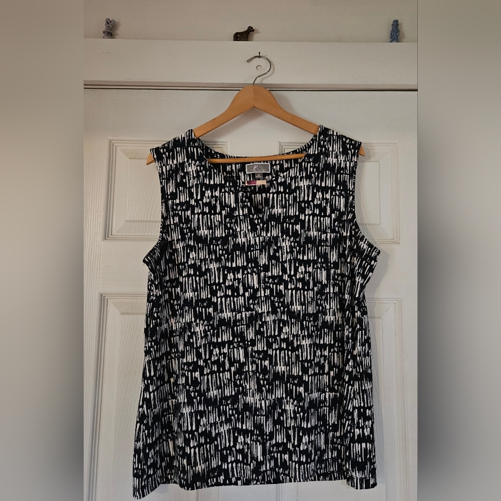 JM Collection Black & White Sleeveless Patterned Top